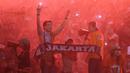 Pendukung Persija Jakarta, The Jakmania, merayakan hari jadi klub kesayangannya dengan menyaksikan laga Piala Jenderal Sudirman melawan Arema Cronus di Stadion Kanjuruhan, Malang, Sabtu (28/11/2015). (Bola.com/Robby Firly) 