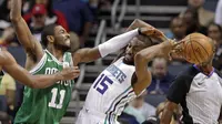Kyrie Irving (kiri) cetak double double saat Boston Celtics kalahkan Charlotte Hornets di pramusim NBA (AP Photo/Chuck Burton)