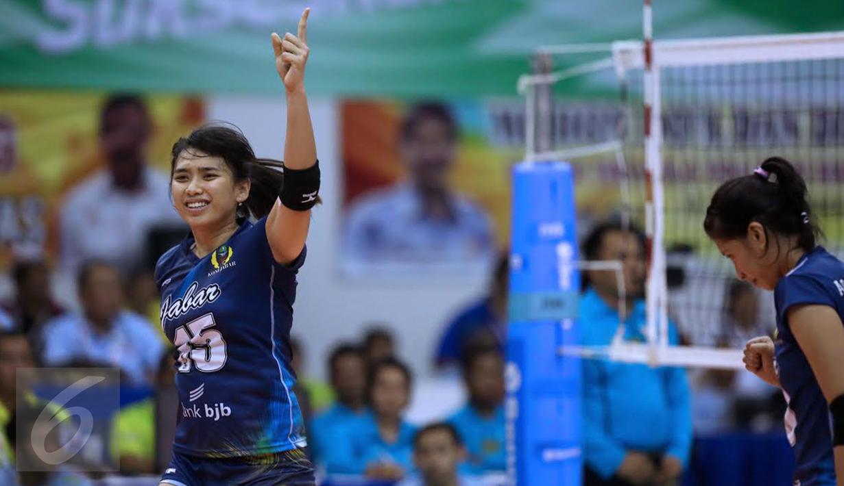 Pevoli Jawa Barat, Yolla Yuliana bersorak saat meraih poin pada laga final PON XIX melawan Jawa Timur di Gelora Sabilulungan Si Jalak Harupat, Kab Bandung, Rabu (28/9). Jawa Barat unggul tiga set 25-16, 25-17, 25-21. (Liputan6.com/Helmi Fithriansyah)