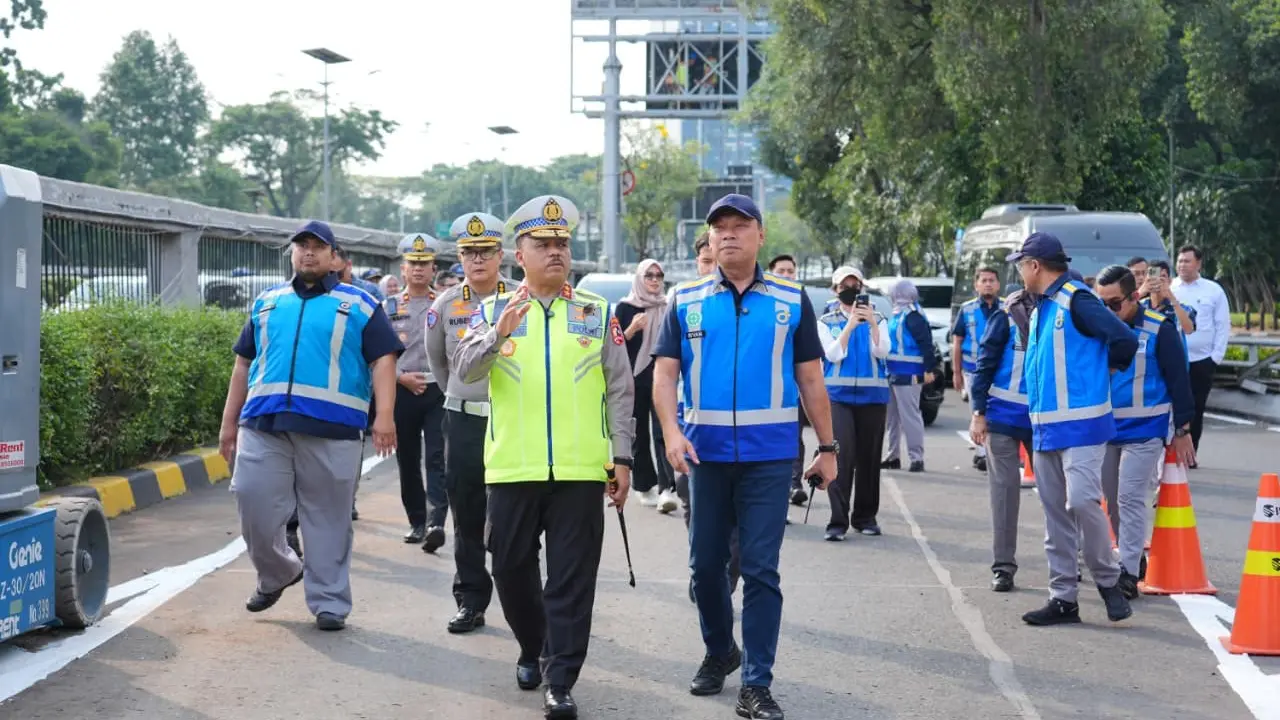 Direktur Utama Jasa Marga, Rivan A. Purwantono (kanan) meninjau sejumlah titik lokasi Gerbang Tol yang sempat mengalami kerusakan pasca aksi demonstrasi, Minggu (7/9/2025).