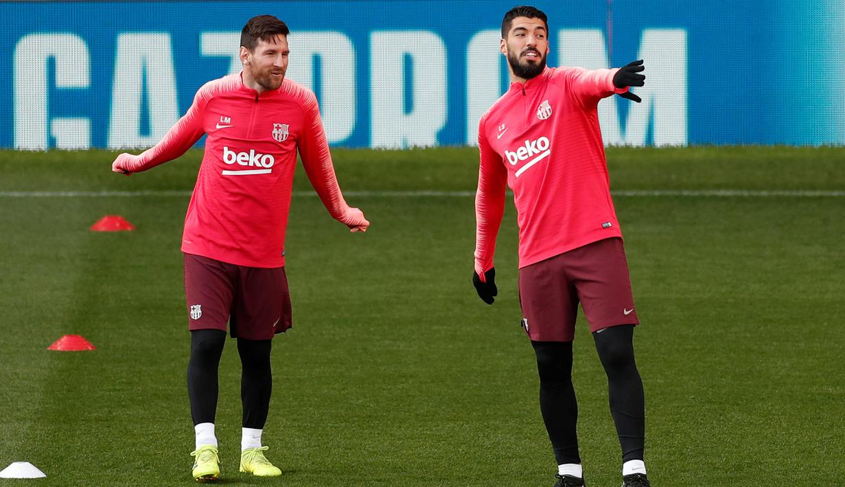 Pemain Barcelona Lionel Messi (kanan) dan Luis Suarez berbincang saat latihan bersama jelang menghadapi Manchester United (MU) pada leg pertama perempat final Liga Champions 2018/19 di Old Trafford, Manchester, Inggris, Selasa (9/4). (Reuters/Lee Smith)