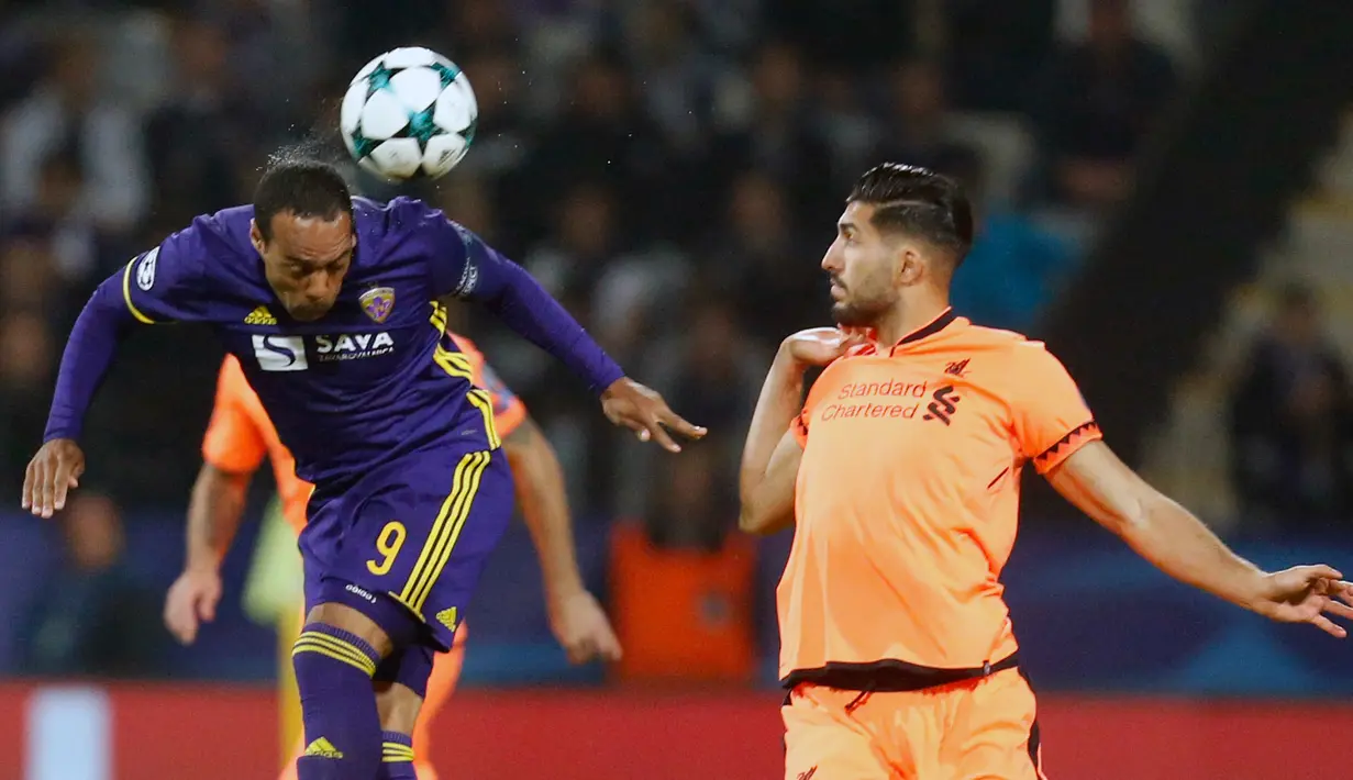 Pemain Liverpool, Roberto Firmino mengamati pemain Maribor, Zanagman Maribor menyundul bola dalam lanjutan fase Grup E Liga Champions di Stadion Ljudski Maribor, Selasa (17/10). Dua gol Firmino mewarnai kemenangan telak Liverpool, 7-0. (AP/Darko Bandic)