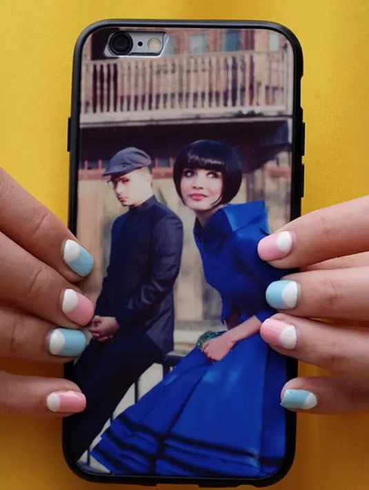 Foto pra-wedding Glenn Alinskie dan Chelsea Olivia dijadikan casing handphone. (Photo : Instara