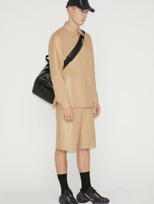 Emblematik logo 4G dimunculkan di atas material transparan atau opaque. Pita dan serut dimodernisasi dengan sentuhan yang ringan dalam bahan jersey atau stretch chiffon. [Foto: Document/Givenchy]