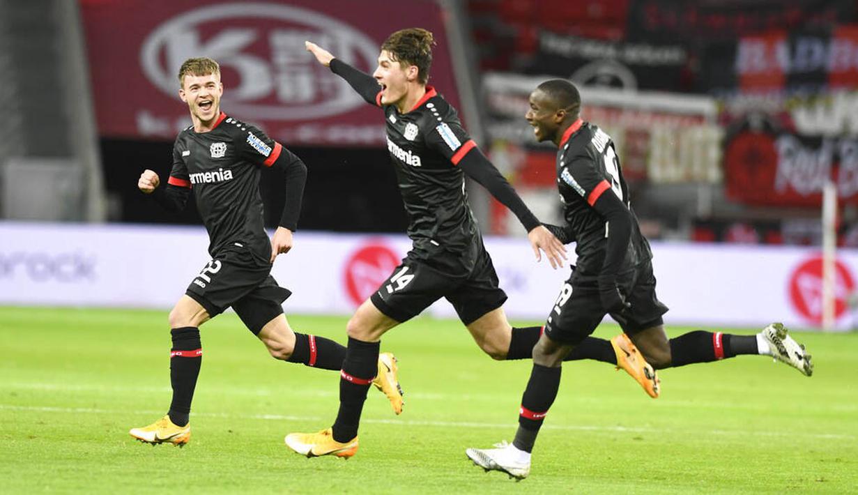 Para pemain Bayer Leverkusen merayakan gol yang dicetak oleh Patrik Schick ke gawang Bayern Munchen pada laga Bundesliga di Stadion BayArena, Minggu (20/12/2020). Bayern Munchen menang dengan skor 2-1. (Bernd Thissen/Pool Photo via AP)