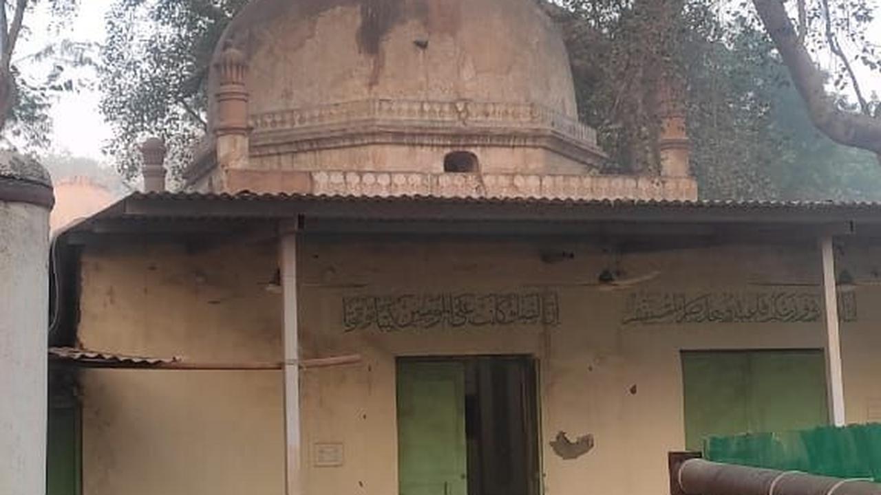 Pengurus Masjid Akhonji mengatakan masjid tersebut berusia sekitar 600 tahun dan menampung 22 pelajar yang sekolah di madrasah atau sekolah Islam.