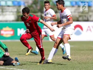 Penyerang Timnas Indonesia U-19, Egy Maulana Vikri berusaha memasukan bola ke gawang Brunei Darussalam pada Piala AFF U-18 di Stadion Thuwunna, Yangon, Myanmar, Rabu (13/9/2017). Indonesia menang 8-0 atas Brunei Darussalam. (Liputan6.com/Yoppy Renato)