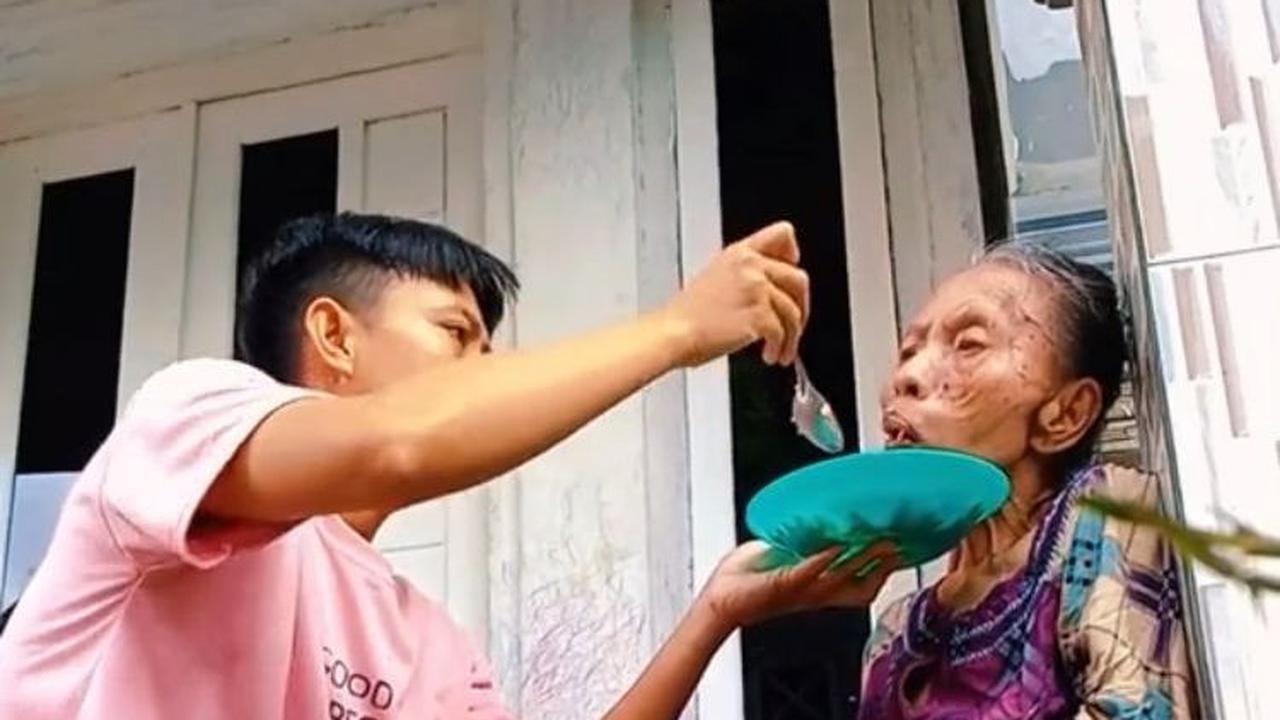 Pria Ini Sabar dan Telaten Rawat Ibu dan Bibinya yang Lansia, Banjir Pujian Warganet