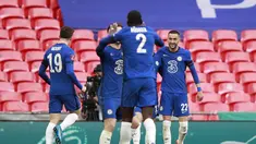 Gelandang Chelsea, Hakim Ziyech (kanan) berselebrasi dengan rekan satu timnya usai mencetak gol ke gawang Manchester City pada pertandingan semifinal Piala FA di Stadion Wembley di London, Inggris, Minggu (18/4/2021). Chelsea menang tipis atas City 1-0. (AP Photo/Ian Walton, Pool)
