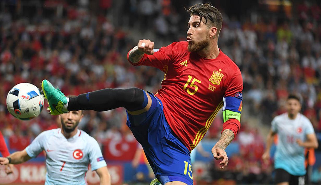 Bek Spanyol, Sergio Ramos, bersiap menendang bola saat laga Grup D Piala Eropa 2016 melawan Turki di Stadion Allianz Riviera, Prancis, Jumat (17/6/2016). (AFP/Boris Horvat)