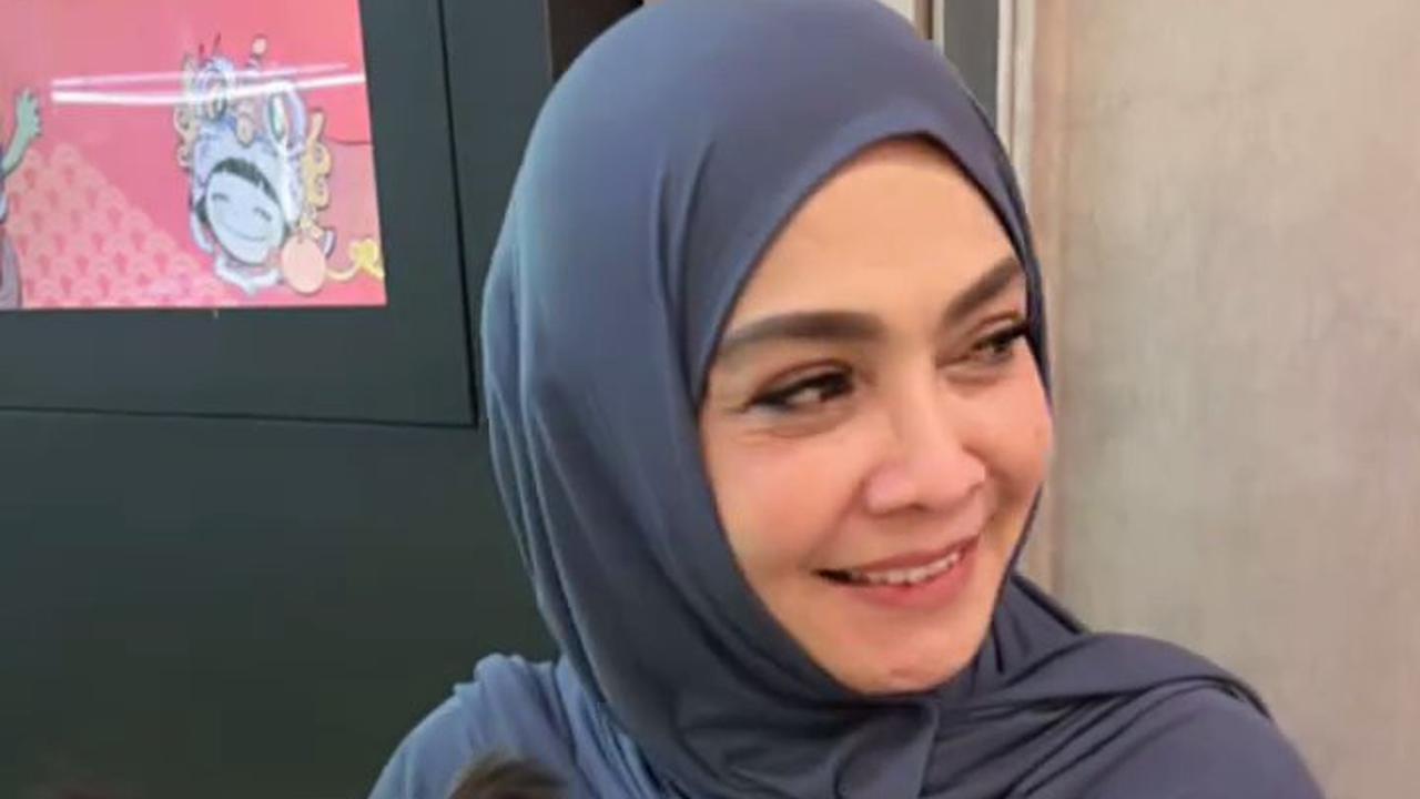7 Potret Rieta Amilia Bersama Cucu-Cucu Kesayangan, Ajak Jalan-Jalan ke Mall