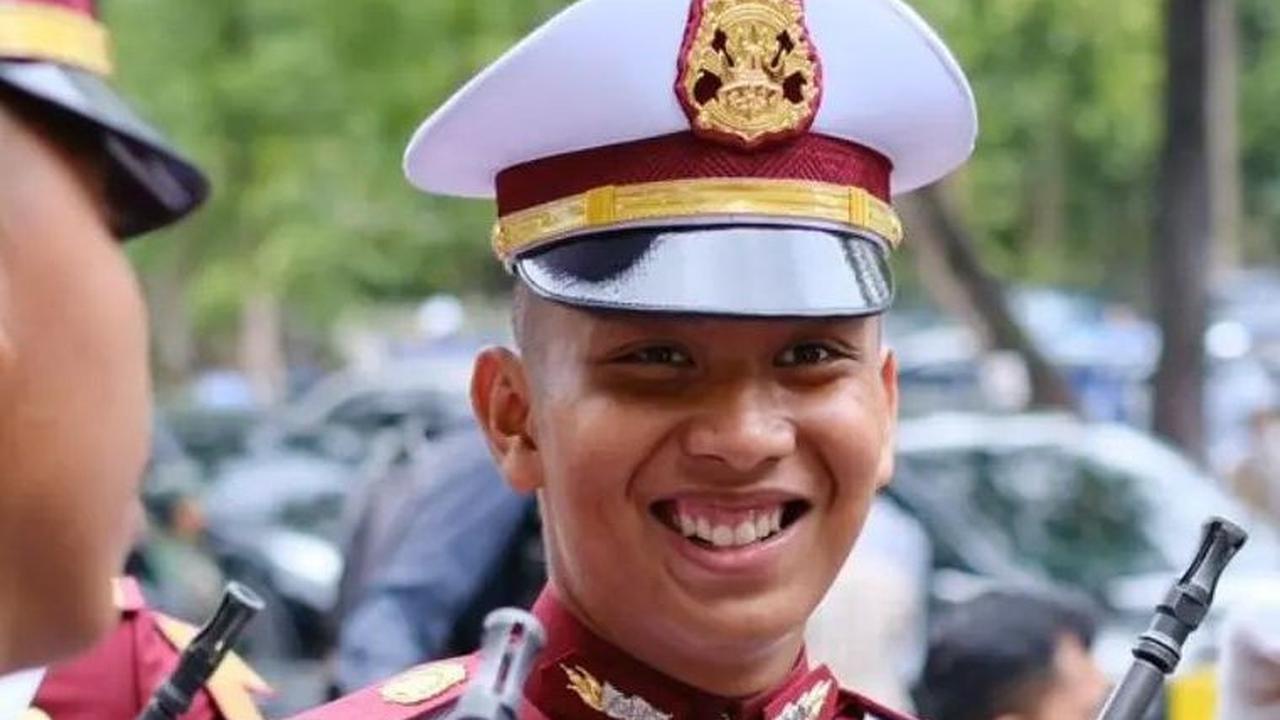 Tribrata tampak sangat gagah dengan seragam kebanggaan berwarna merah dan topi putih. Meski tanpa kehadiran kedua orang tua, Tribrata  masih menunjukkan semangat yang membara.<br>
