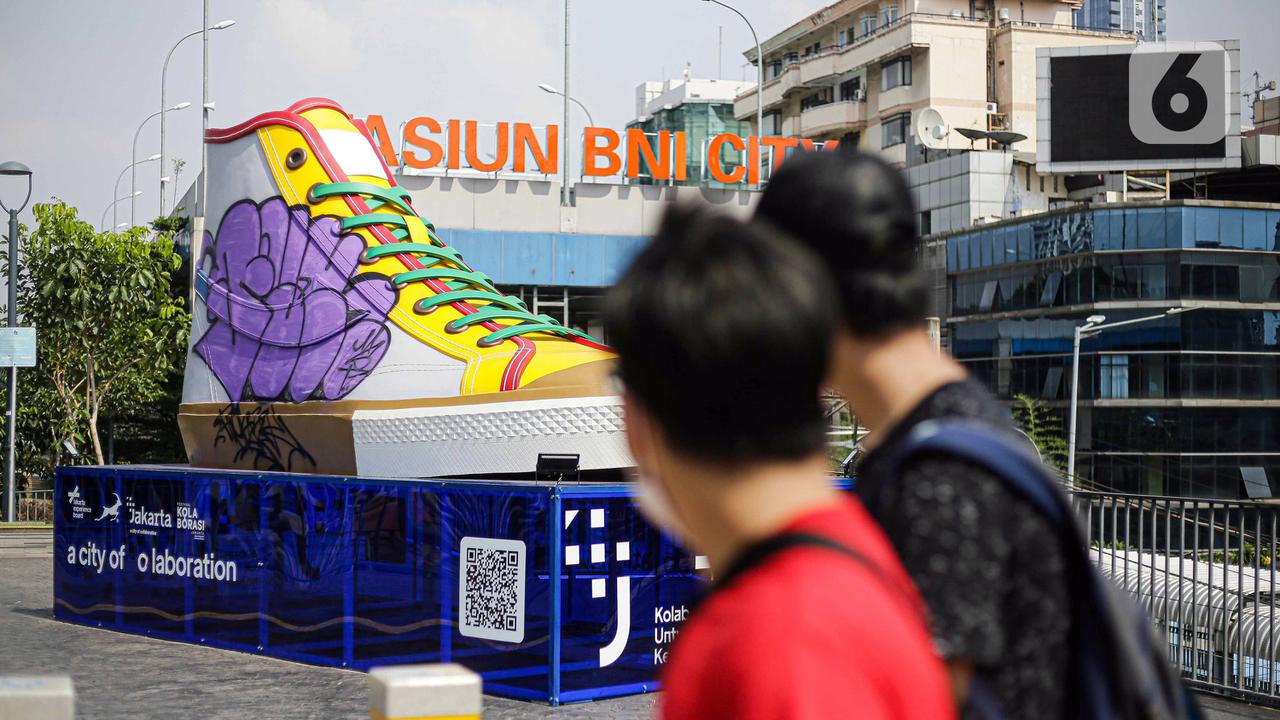 FOTO: Tugu Sepatu Jadi Sasaran Vandalisme