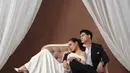 Sesi foto yang dilakukan di studio ini memperlihatkan sisi romantis dan stylish dari pasangan selebriti yang tengah jadi sorotan publik ini. [@lunamaya].