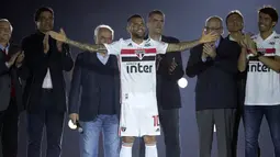 Bek Dani Alves menyapa para suporter saat diperkenalkan sebagai bek baru Sao Paulo di stadion Morumbi, Brasil (6/8/2019). Dani Alves memulai karirnya dari Bahia, klub kota kelahirannya lalu hijrah ke Eropa membelaw Sevilla, Barcelona dan PSG. (AP Photo/Andre Penner)