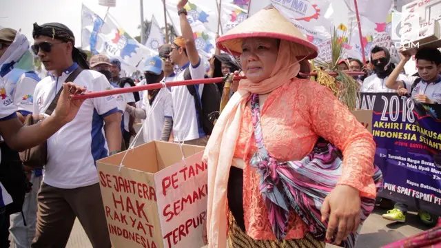 Demo hari buruh diikuti dengan memakai kostum petani. Buruh juga ikut memperjuangkan nasib petani Indonesia melalui tuntutannya.