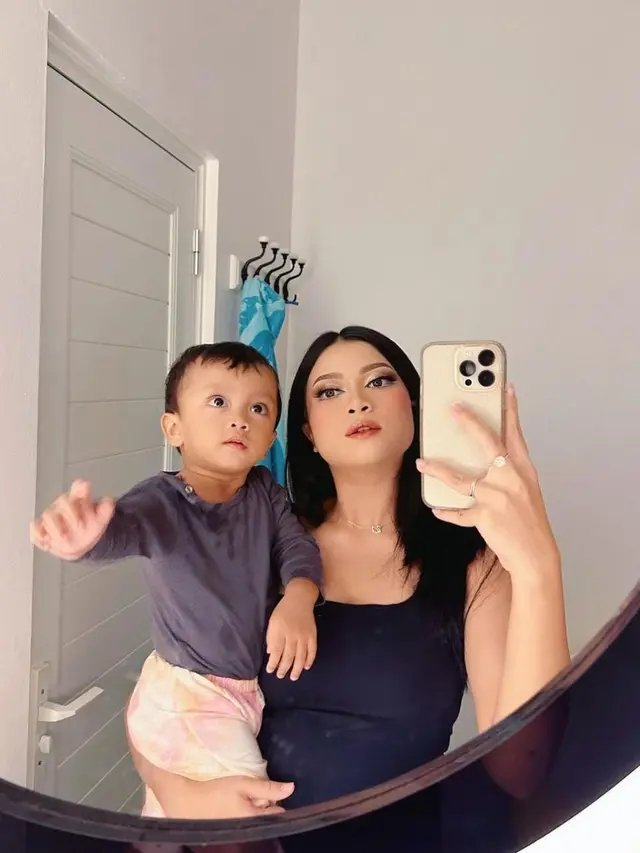 Hanum Mega saat Asuh Anak Sendiri Tanpa Suami