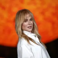 Potongan rambut baru Nicole Kidman di acara Paris Fashion Week 2026. (dok. AP Photo/Christophe Ena)
