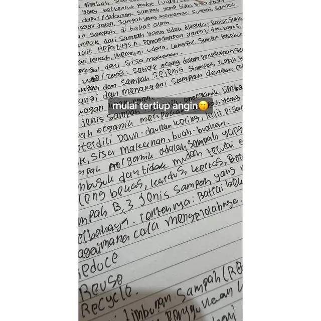 Guru Ini Bagikan Macam-macam Tulisan Tangan Muridnya, 6 Potretnya Unik Banget