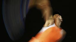 Aksi petenis putri Rusia, Maria Sharapova, saat menghadapi petenis Swiss, Belinda Bencic, di babak keempat tenis Australia Terbuka 2016 di Melbourne Park, Australia, (24/1/2016). (Reuters/Thomas Peter) 