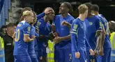 Penyerang Chelsea Nicolas Jackson berselebrasi dengan rekan setimnya setelah mencetak gol ke gawang  Brighton pada laga putaran ketiga Carabao Cup 2023/2024 yang digelar di Stamford Bridge, Kamis (28/9/2023) dini hari WIB. (AP Photo/Kin Cheung)