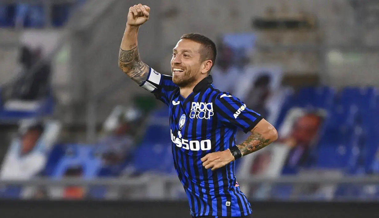 Pemain Atalanta, Alejandro Gomez, melakukan selebrasi usai mencetak gol ke gawang Lazio pada laga Liga Italia di Stadion Olimpico, Roma, Rabu (30/9/2020). Atalanta menang dengan skor 4-1. (Alfredo Falcone/LaPresse via AP)