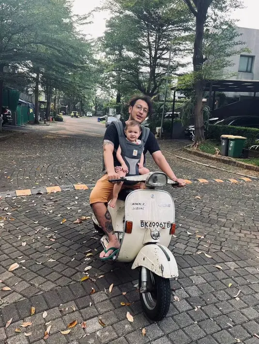 Menurut aktor kelahiran Jakarta 34 tahun silam ini, putrinya sangat senang saat naik vespa. "She loves to ride!, Ngeng ngennggg,"  tulis Dimas Anggara. [Instagram/nadinelist]