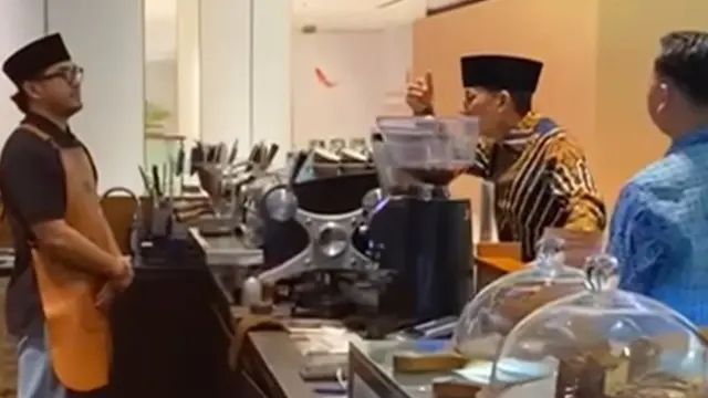 Sandiaga Uno saat menyambangi kedai Kopi Ketjil di UEA