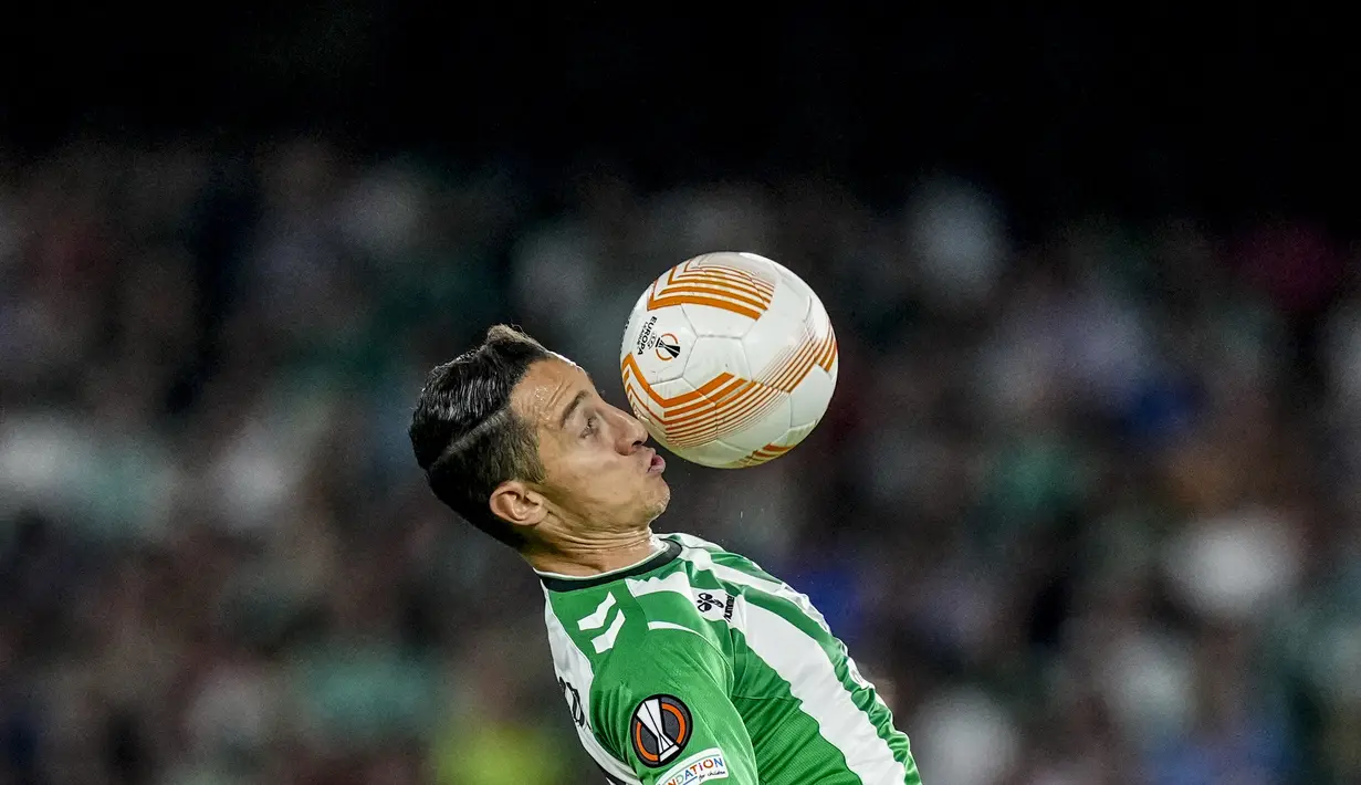 Gelandang Real Betis Andres Guardado mengontrol bola saat menjamu AS Roma pada laga pekan ke-4 Grup C Liga Europa 2022/2023  di Estadio Benito Villamarin, Kamis (13/10/2022). Laga Real Betis vs AS Roma di matchday 4 Liga Europa berakhir tanpa pemenang. (AP Photo/Jose Breton)