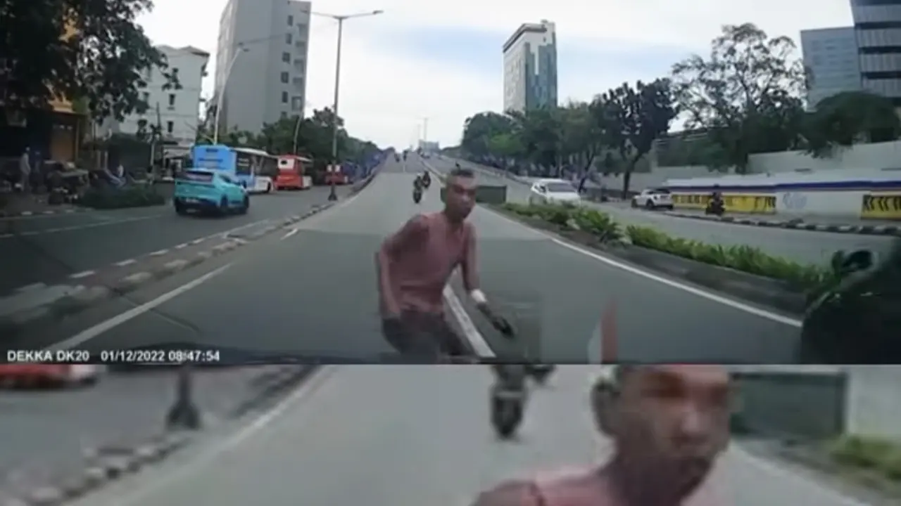 Sebuah video viral di media sosial yang memperlihatkan adanya seseorang yang menabrakkan diri ke mobil (Istimewa)