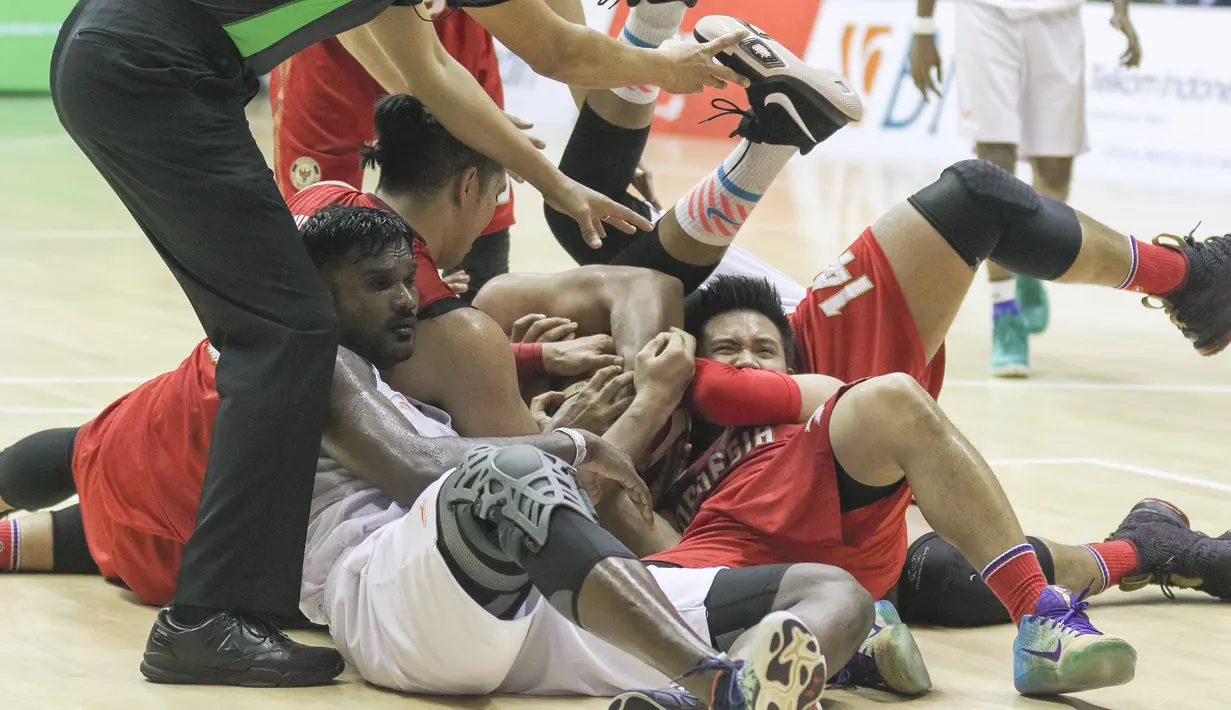 Perebutan bola terjadi antara kedua pemain Indonesia dan India pada final Invitation Tournament Asian Games 2018 di GBK Hall Basket, Jakarta. Indonesia menang 78-68 atas India. (Bola.com/Peksi Cahyo)