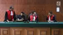 Hakim Ketua dan Hakim Anggota usai sidang gugatan perbuatan melawan hukum terkait perjanjian konsesi antara PT Karya Citra Nusantara (KCN) dengan PT Kawasan Berikat Nusantara (KBN) di PN Jakarta Utara, Selasa (17/4). (Liputan6.com/Arya Manggala)