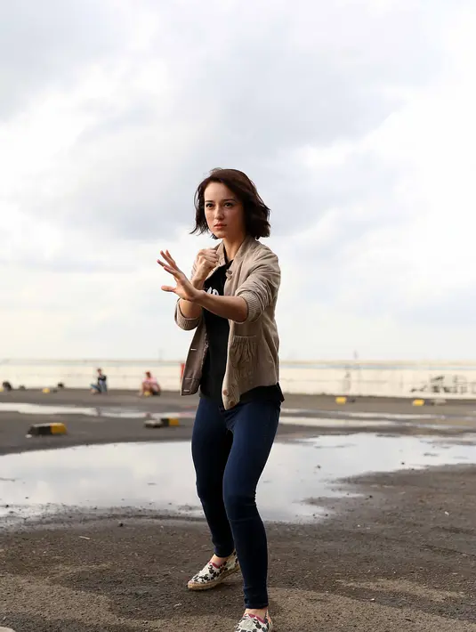 Selain Julie Estelle, film Headshot dibintangi oleh Iko Uwais, Chelsea Islan, Sunny Pang, Zack Lee dan lainnya. Film produksi Screenplay Infinite Films resmi dirilis pada 8 Desember 2016 lalu. (Nurwahyunan/Bintang.com)