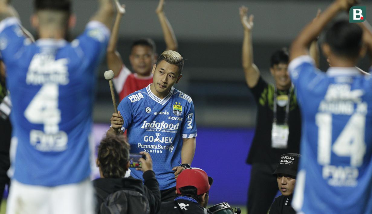 Pesilat peraih emas Asian Games, Hanifan Yudani Kusumah, memimpin viking clap usai Persib Bandung mengalahkan Arema FC pada laga Liga 1 di Stadion GBLA, Jawa Barat, Kamis (13/9/2018). Persib menang 2-0 atas Arema FC. (Bola.com/M Iqbal Ichsan)