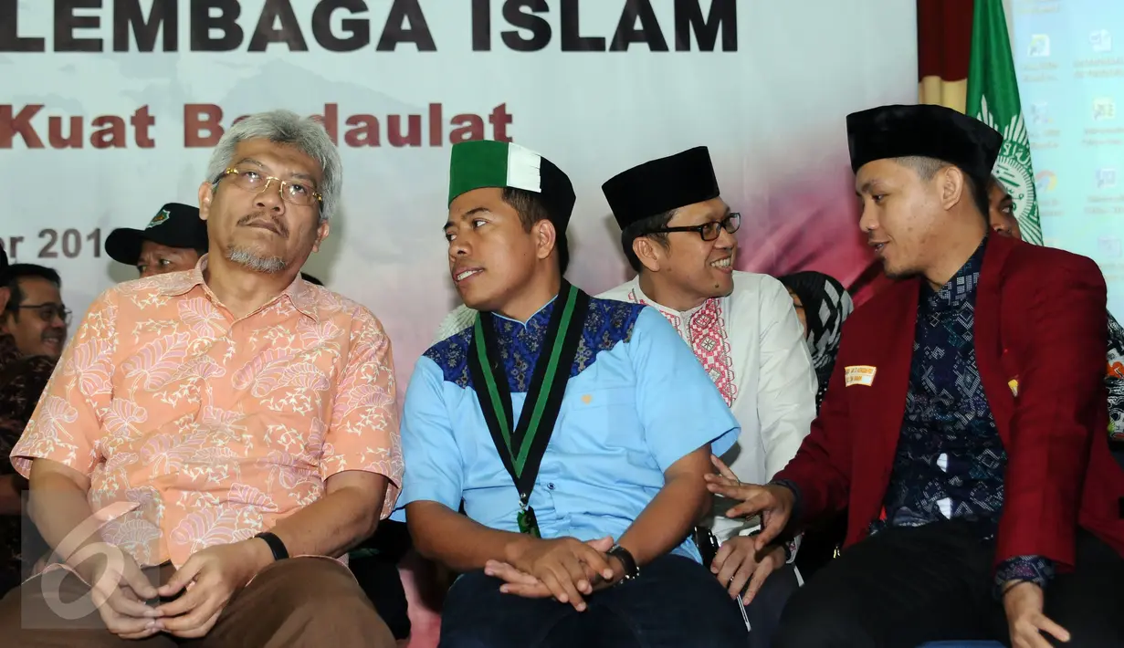 Ketua PB HMI, Mulyadi P Tamsir (kedua kiri) berbincang dengan MS Kaban jelang pembacaan pernyataan SOLI terkait ditetapkannya Basuki Tjahaja Purnama (Ahok) sebagai tersangka kasus penistaan agama, Jakarta, Rabu (16/11). (Liputan6.com/Helmi Fithriansyah)