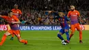 Aksi pemain Barca, Neymar mencoba melewati berapa pemain City yang akhirnya membuahkan gol keempat untuk Barca pada pertandingan liga Champion, Barcelona manjamu Manchester City di stadion Camp Nou, Barcelona, Spanyol (19/10). (Reuters/Albert Gea)