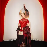 Rachel Vennya tampil untuk pertama kalinya di red carpet FFI, tadi malam. Ia tampil anggun degnan kebaya merah lengan pendek berdetail leher yang tinggi. Ia menyempurnakan penampilannya dengan kain batik yang serasi sebagai rok dan cape-train yang menjuntai hingga ke lantai. [Foto: Instagram/rachelvennya]