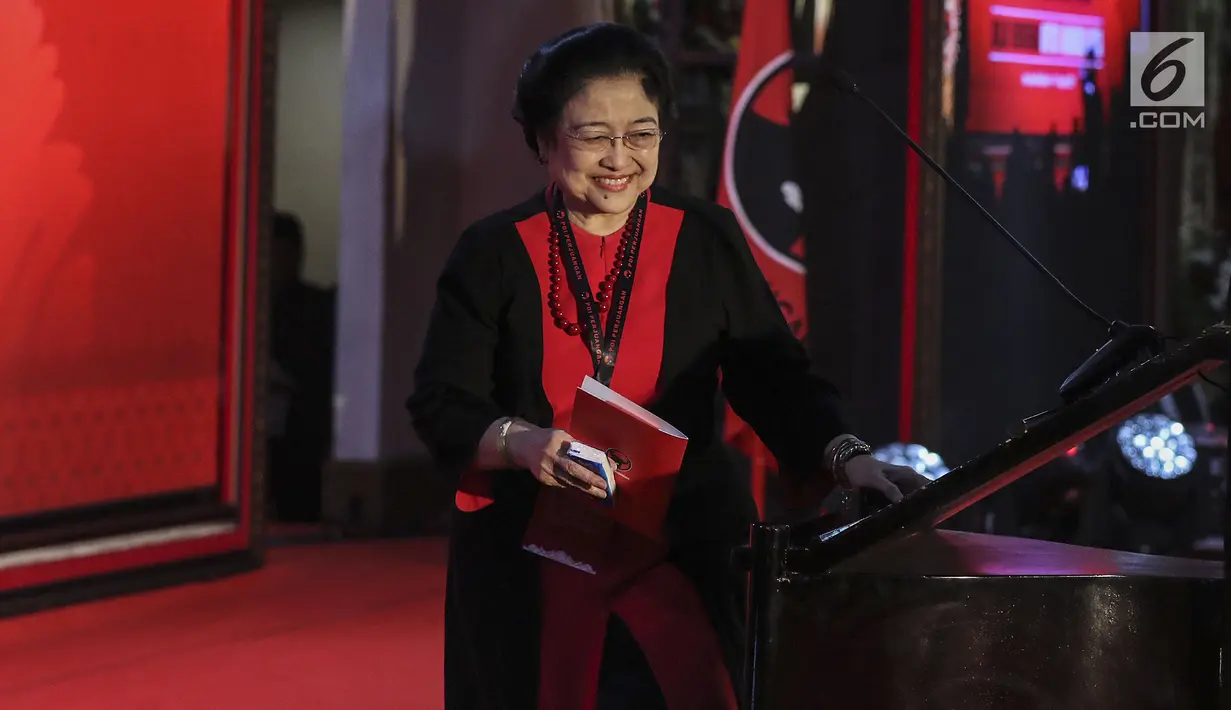 Ketua Umum Partai Demokrasi Indonesia Perjuangan (PDIP) Megawati Soekarnoputri bersiap memberikan pidato saat mengahadiri pembukaan Kongres V PDIP di Sanur, Bali, Kamis (8/8/2019). Kongres V PDIP  berlangsung selama tiga hari sejak 8 hingga 10 Agustus mendatang. (Liputan6.com/Johan Tallo)