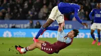 Gelandang Leicester City, Wilfred Ndidi dan pemain Aston Villa, Jack Grealish jatuh saat berebut bola pada lanjutan Liga Inggris di King Power Stadium, Selasa (10/3/2020) dinihari WIB. Leicester City menang telak empat gol tanpa balas. (AP /Rui Vieira)