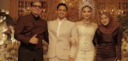 Aurel Hermansyah kompak bersama Atta mengenakan baju coklat. Aurel tampil dengan long dress lengan panjang shining dipadukan kerudung coklat polos. [@aurelie.hermansyah]
