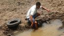 Seorang pria berada di dekat mata air yang tersisa di Danau Atescatempa, Guatemala, Jumat (5/5). Danau Atescatempa kini hanya tinggal kenangan. (AFP PHOTO / Marvin RECINOS)