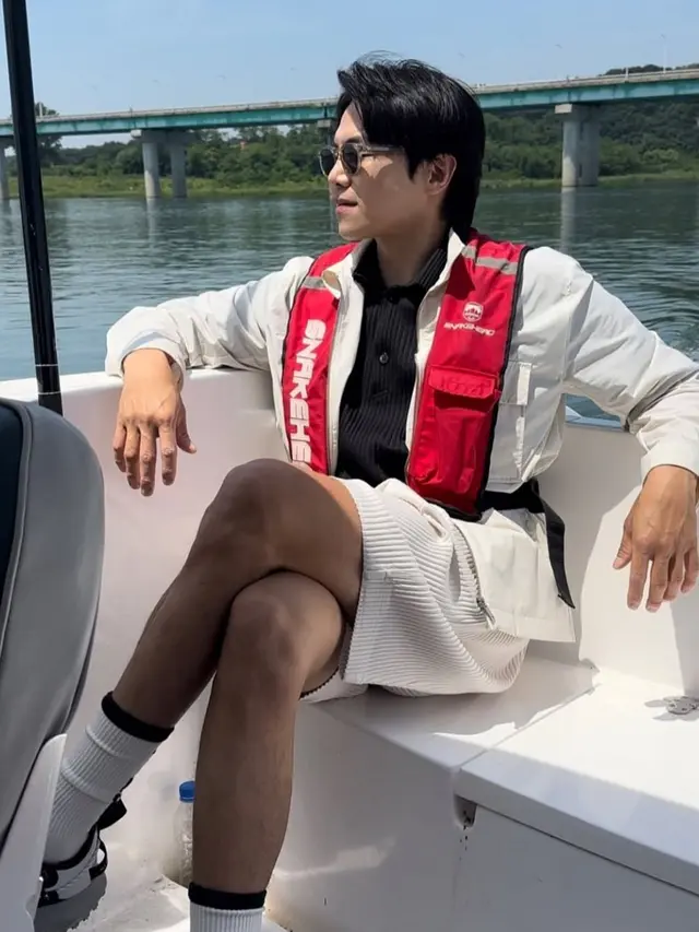 Potret ganteng Park Eun Seok. (credit:instagram.com/_____silverstone_____)
