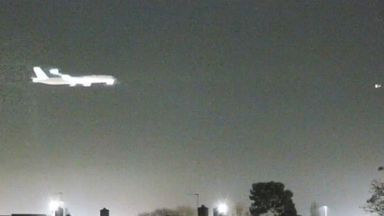 Benda bercahaya misterius yang dicurigai sebagai UFO mengekor sebuah pesawat