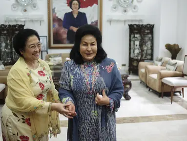 Presiden ke-5 RI Megawati Soekarnoputri mengadakan pertemuan dengan istri PM Malaysia Najib Razak, Rosmah Mansor di kediaman Megawati, Jalan Teuku Umar, Jakarta, Selasa (7/3). Sejumlah menteri Kabinet Kerja juga ikut hadir (Liputan6.com/Faizal Fanani)