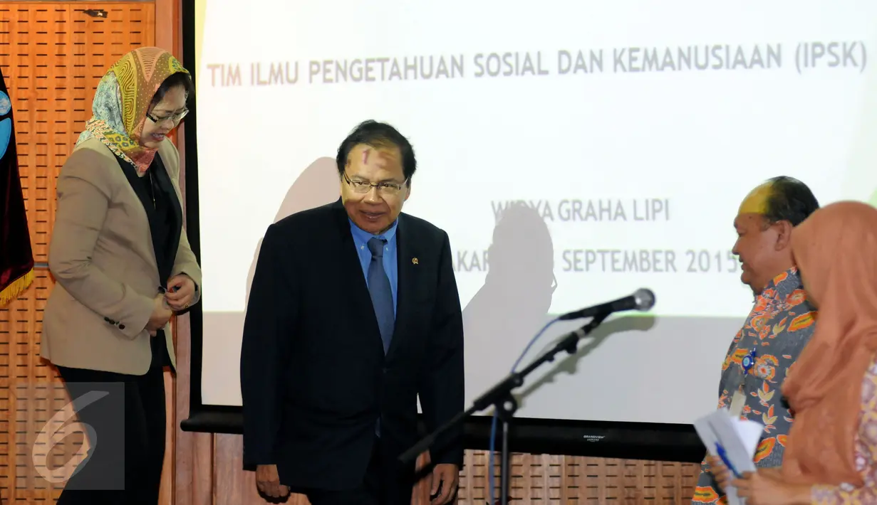Menko Bidang Maritim dan Sumber Daya, Rizal Ramli (kedua kiri) turun dari podium usai menjadi pembicara pada Pra Kongres Ilmu Pengetahuan di Gedung LIPI, Jakarta, Selasa (15/9/2015). Rizal menjadi pembicara pembuka. (Liputan6.com/Helmi Fithriansyah)