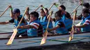 Peserta mendayung perahunya menuju dermaga setelah mengikuti lomba Festival Perahu Naga Hong Kong di Queens, New York, Minggu (13/8). Festival ini diawali tahun 1990 hanya dengan 4 kapal, yang kini mencapai lebih dari 30 kapal naga. (AP/Andres Kudacki)