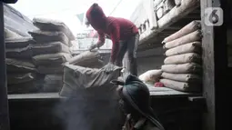 Pekerja tengah melakukan bongkar muat semen di pelabuhan Sunda Kelapa, Jakarta, Kamis (6/1/2022). Tahun 2022 dinilai akan menjadi tahun yang lebih baik bagi industri semen. (Liputan6.com/Angga Yuniar)