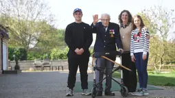 Veteran Perang Dunia II Kapten Tom Moore (99) berpose dengan keluarganya di Marston Moretaine, London, 16 April 2020. Menjelang ulang tahunnya yang ke-100, Moore mengumpulkan donasi lebih dari 16 juta dolar sebagai sumbangan untuk tenaga kesehatan yang menangani Covid-19. (Joe Giddens/PA via AP)