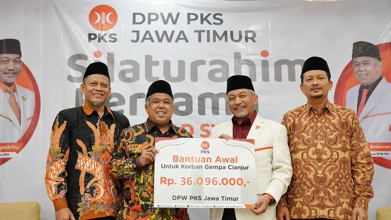 Kader PKS Jatim galang donasi spontan saat silaturahim dengan Presiden PKS, Ahmad Syaikhu. Terkumpul Rp50 juta yang disumbangkan untuk korban gempa Cianjur. (Istimewa).