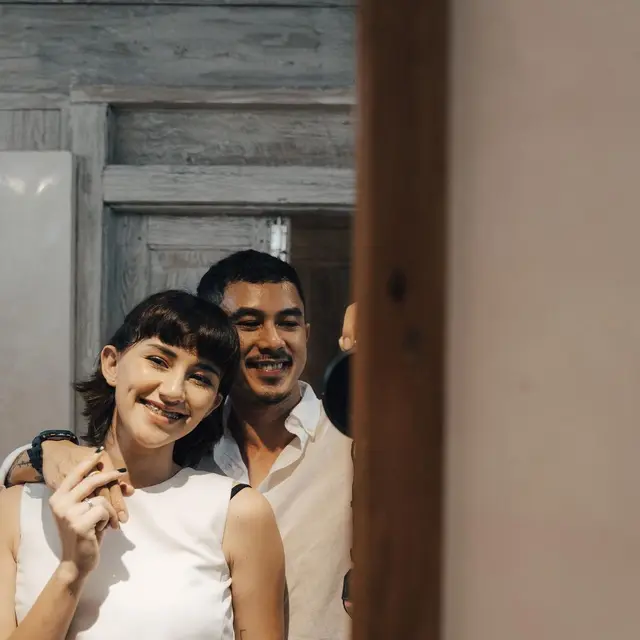 Rayakan Anniversary ke-6, Ini 6 Potret Manis Fandy Christian dan Dahlia Poland